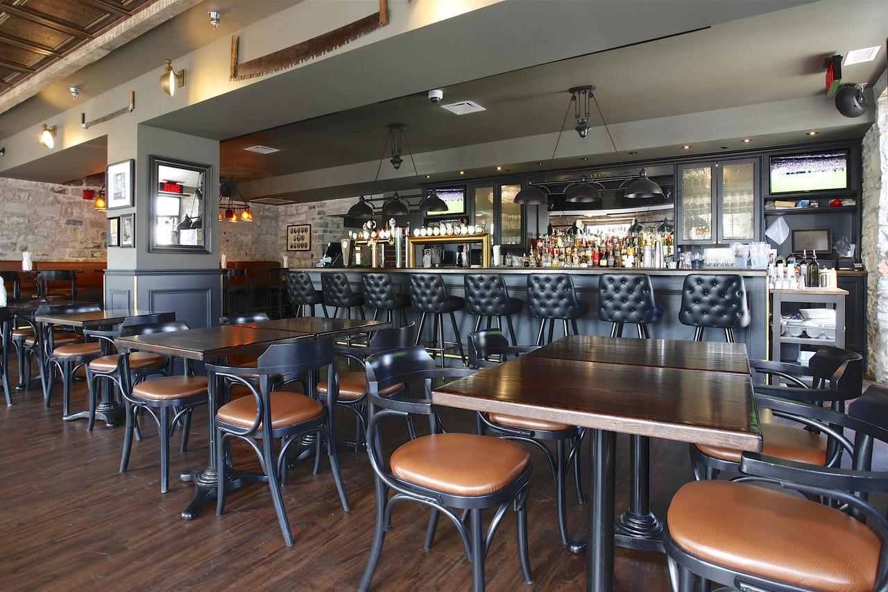 جاتينو British Hotel And Public House المظهر الخارجي الصورة